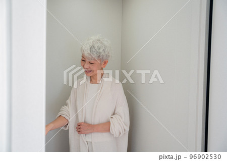ホームエレベーターを利用するシニアの女性 96902530