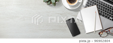 ノートパソコンとスマートフォンのあるテーブルトップ 96902804