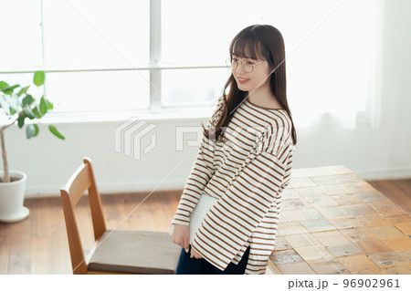 新居で新生活に思いを馳せる若い女性 96902961