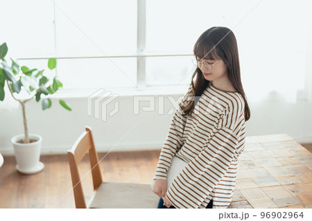 新居で新生活に思いを馳せる若い女性 96902964