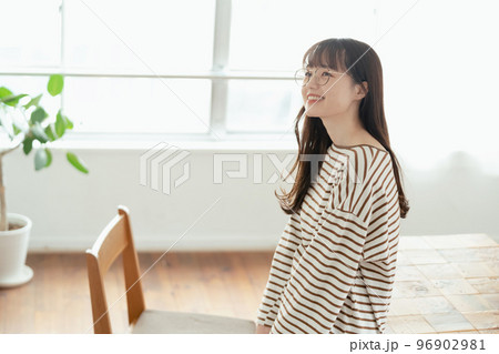 新居で新生活に思いを馳せる若い女性 96902981