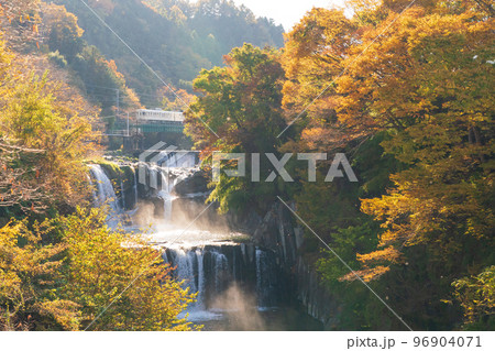 富士急行線と紅葉の田原の滝 96904071