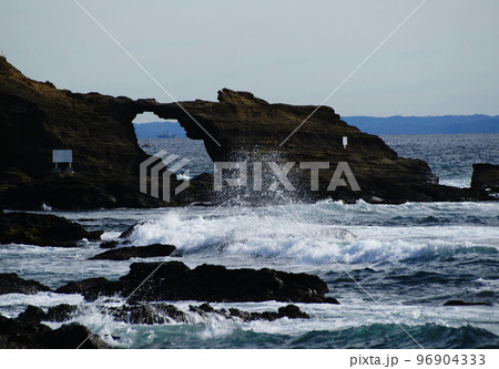 城ヶ島 馬の背洞門 城ヶ島 馬の背洞門 96904333