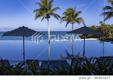 沖縄旅行　ムーンビーチホテルの美しいプールと海 96905027