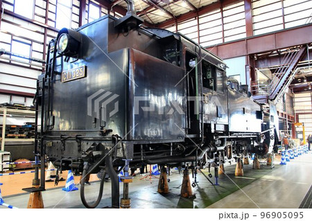 検修庫で整備を受ける蒸気機関車C11-325 検修庫で整備を受ける蒸気機関車C11-325 96905095