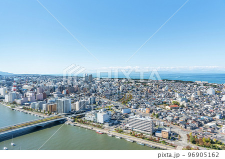新潟県新潟市 朱鷺メッセBefcoばかうけ展望室から望む新潟市の街並み(西方向) 新潟県新潟市 朱鷺メッセBefcoばかうけ展望室から望む新潟市の街並み(西方向) 96905162