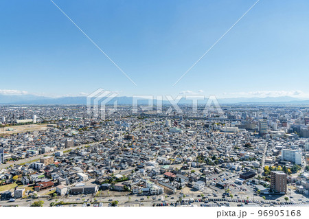新潟県新潟市 朱鷺メッセBefcoばかうけ展望室から望む新潟市の街並み(東方向) 新潟県新潟市 朱鷺メッセBefcoばかうけ展望室から望む新潟市の街並み(東方向) 96905168