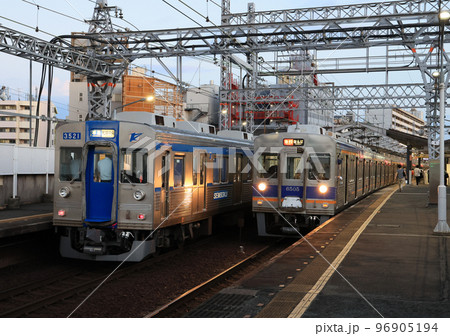 南海 新今宮駅 夕暮れの泉北高速電車 南海 新今宮駅 夕暮れの泉北高速電車 96905194