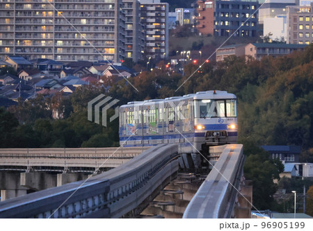 大阪モノレール　夕暮れの豊川駅付近を走る1000系 96905199