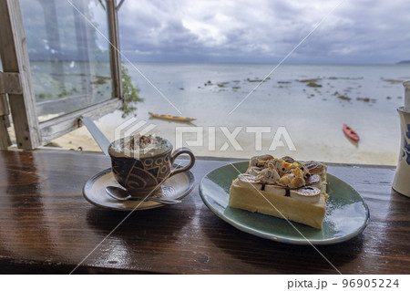 沖縄旅行　浜辺の茶屋のカフェタイム 96905224