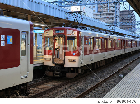 近鉄電車の増結作業 阪神 尼崎駅の写真素材 [96906476] - PIXTA