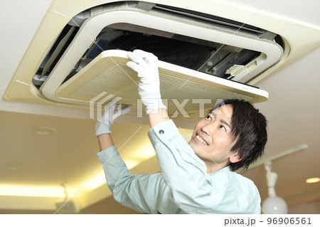 エアコンのメンテナンスをする作業員の男性 96906561