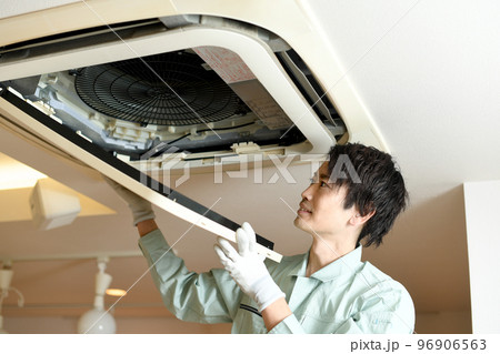 エアコンのメンテナンスをする作業員の男性 96906563