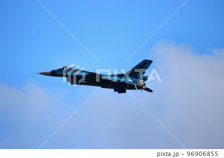 首都防空の要『百里基地』の上空を高機動飛行するF-2ジェット戦闘機 96906855