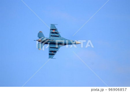 首都防空の要『百里基地』の上空を高機動飛行するF-2ジェット戦闘機 首都防空の要『百里基地』の上空を高機動飛行するF-2ジェット戦闘機 96906857