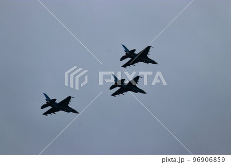 首都防空の要『百里基地』の上空を高機動飛行するF-2ジェット戦闘機 96906859