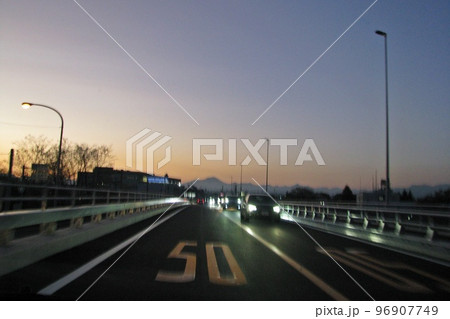 真新しい道路表示。夕景の新しい神流川(かんながわ)橋を渡る。12月3日開通。群馬と埼玉 96907749