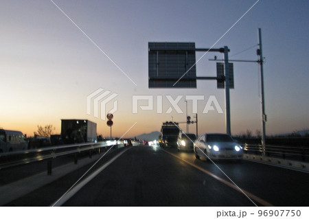 夕景の新しい神流川(かんながわ)橋。12月3日15時に開通。暫定2車線。群馬と埼玉 96907750