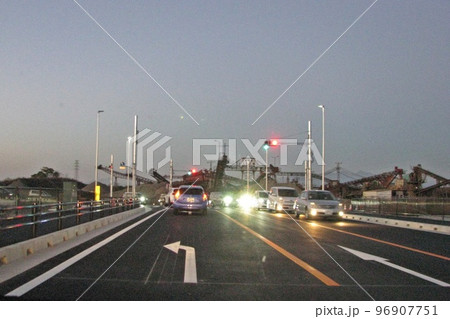 左折をすれば新しく竣工した神流川(かんながわ)橋に。道路表示が新しい。12月3日15時に開通 96907751