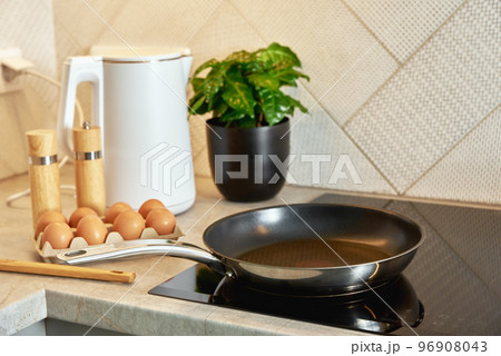 Induction hob with frying pan, Kitchen appliance 96908043