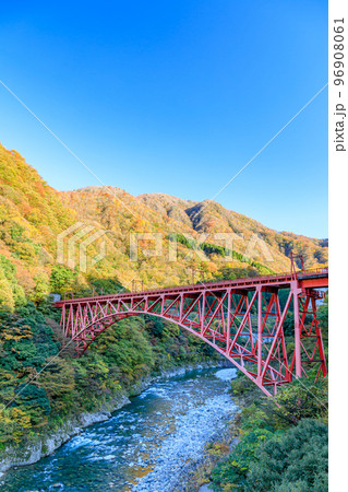 秋の黒部峡谷　新山彦橋　富山県黒部市 96908061