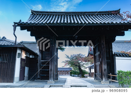 早朝の古都京都　清水寺北総門 96908095