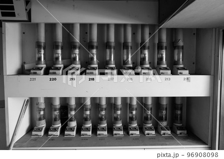 廃業したラブホテルのエアーシューター 96908098