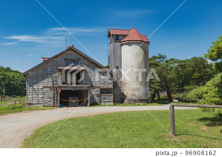 岩手 小岩井農場 牛舎とサイロの夏景色 96908162