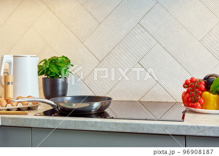 Induction hob with frying pan, Kitchen appliance 96908187