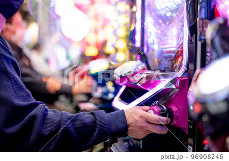 パチンコ、パチスロを遊戯する人々 96908246
