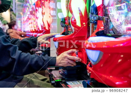 パチンコ、パチスロを遊戯する人々 96908247