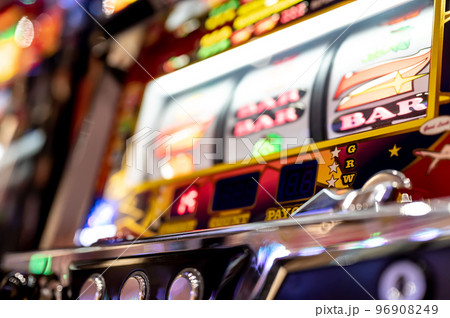 パチンコ、パチスロを遊戯する人々 96908249