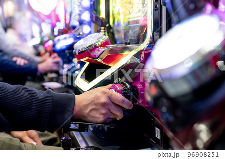 パチンコ、パチスロを遊戯する人々 96908251
