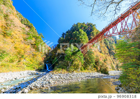 秋の黒部峡谷 奥鐘橋 富山県黒部市 秋の黒部峡谷 奥鐘橋 富山県黒部市 96908318