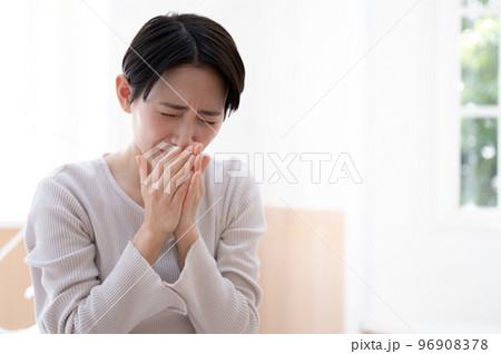 くしゃみをして風邪気味な女性 96908378
