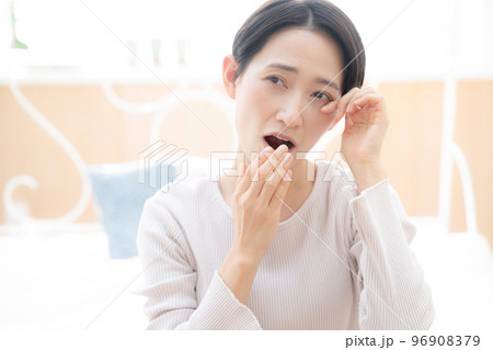 寝不足や花粉症のイメージに使える女性のアップ 寝不足や花粉症のイメージに使える女性のアップ 96908379