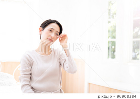寝不足や花粉症のイメージに使える女性のアップ 96908384