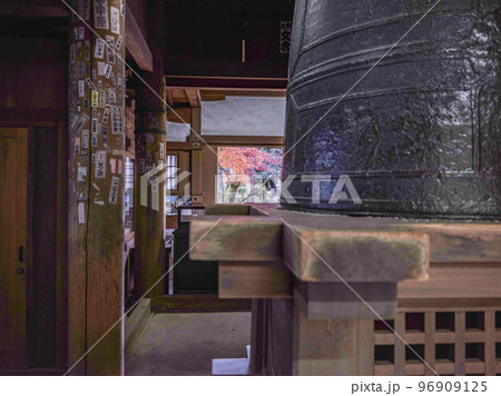 天台寺門宗総本山 三井寺(園城寺)弁慶の引き摺り鐘 天台寺門宗総本山 三井寺(園城寺)弁慶の引き摺り鐘 96909125