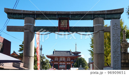 秋晴れの四天王寺（大阪市天王寺区） 96909651