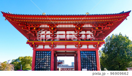 西大門・極楽門 秋晴れの四天王寺(大阪市天王寺区) 西大門・極楽門 秋晴れの四天王寺(大阪市天王寺区) 96909662