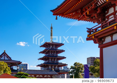 秋晴れの四天王寺（大阪市天王寺区） 96909673