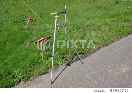 測量中のピンホール ピンホールとスタンド 測量中のピンホール ピンホールとスタンド 96910712