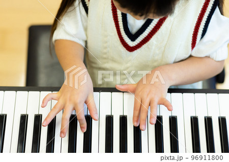 ピアノの練習をする小学生 96911800