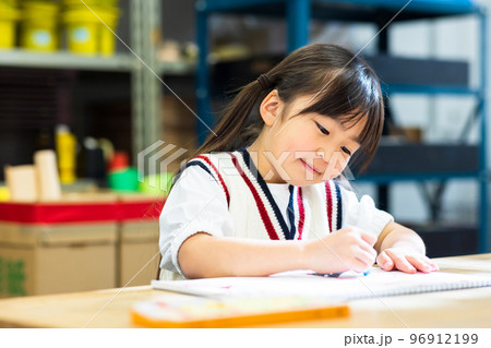 絵を描く小学生 絵を描く小学生 96912199