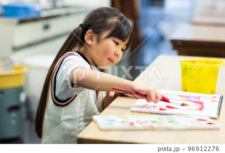 絵を描く小学生 96912276