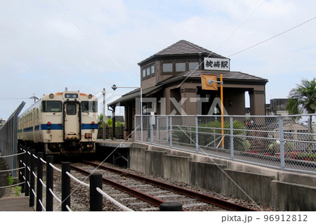 日本最南端の始発・終着駅のJR枕崎駅に入線したキハ47 9048 日本最南端の始発・終着駅のJR枕崎駅に入線したキハ47 9048 96912812