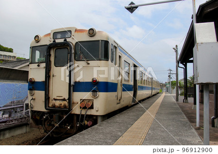 日本最南端の始発・終着駅のJR枕崎駅に入線したキハ47 9048とキハ47 8125 日本最南端の始発・終着駅のJR枕崎駅に入線したキハ47 9048とキハ47 8125 96912900