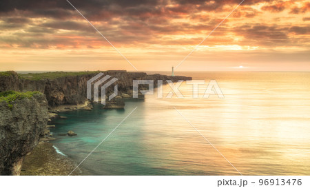 沖縄 読谷村残波岬の夕日 沖縄 読谷村残波岬の夕日 96913476