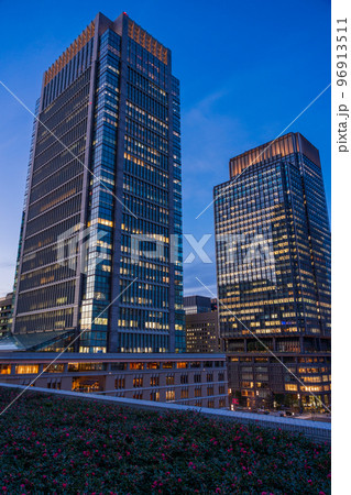東京丸の内　ビル街　トワイライト夕景 96913511