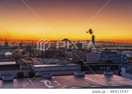 夕暮れ時の川崎の街並みと富士山【神奈川県・川崎市】 夕暮れ時の川崎の街並みと富士山【神奈川県・川崎市】 96913547